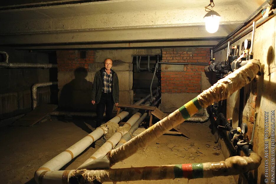 Трубы отопления в подвале. Подвальная труба. Подвальная труба. Чугунная канализация в подвале. Прокладка канализации в цокольном этаже.