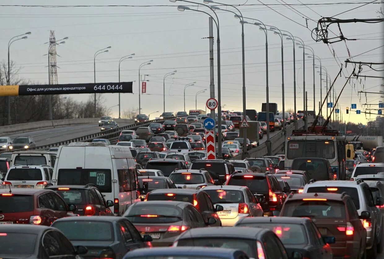 Почему сегодня пробки в москве сейчас. Автомобильная пробка. Пробки в Москве. МКАД пробки. Московские пробки.