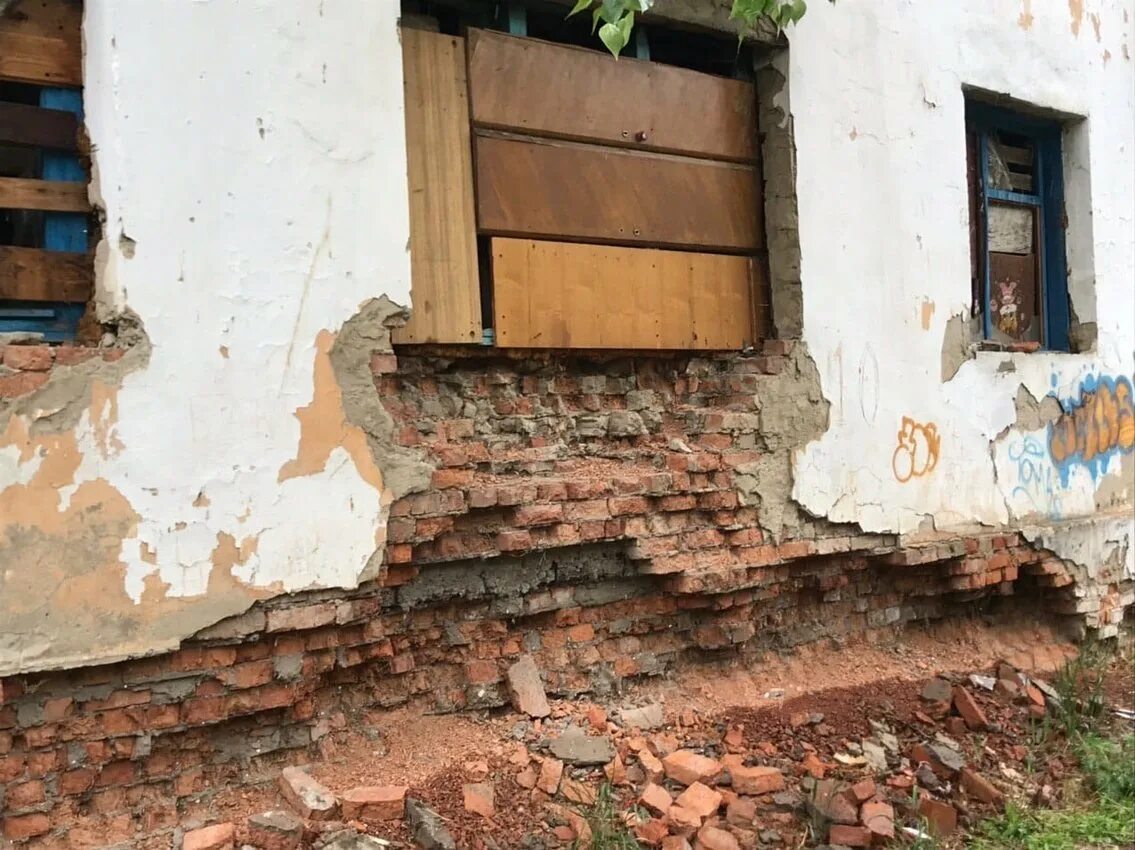 Как узнать аварийный дом или нет. Дом признан аварийным. Как узнать аварийный дом или нет. Аварийный дом в алимкина. Дом не признан аварийным а квартира признана.