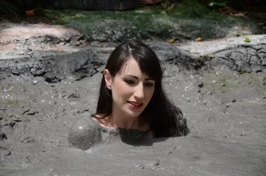 Girl in quicksand. Девочка в болоте Quicksand 2.