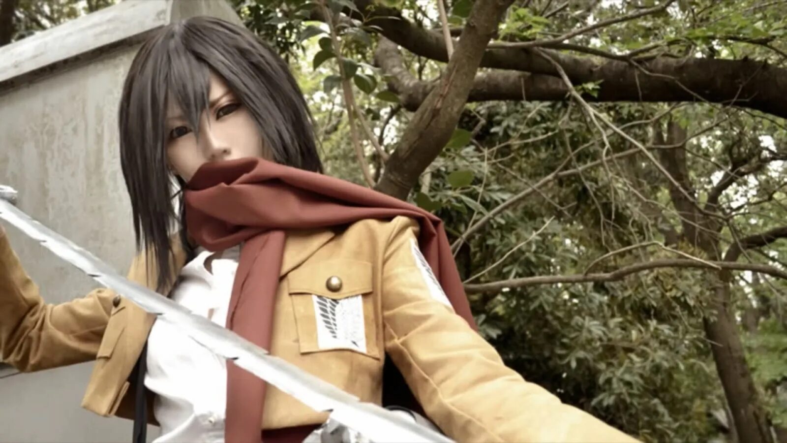 Mikasa cosplay. Микаса Аккерман Cosplay. Микаса Аккерман косплей. Эрен Аккерман косплеер.