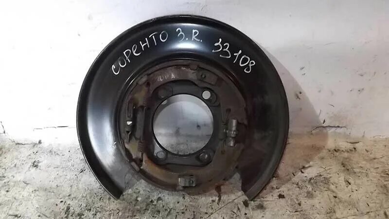 Пыльник тормозного диска киа рио 3. Кожух заднего тормозного диска kia sportage 2 2006. Кожух тормозного диска киа сид 2007. Пыльник заднего диска. Пыльник диска киа соул 2012.