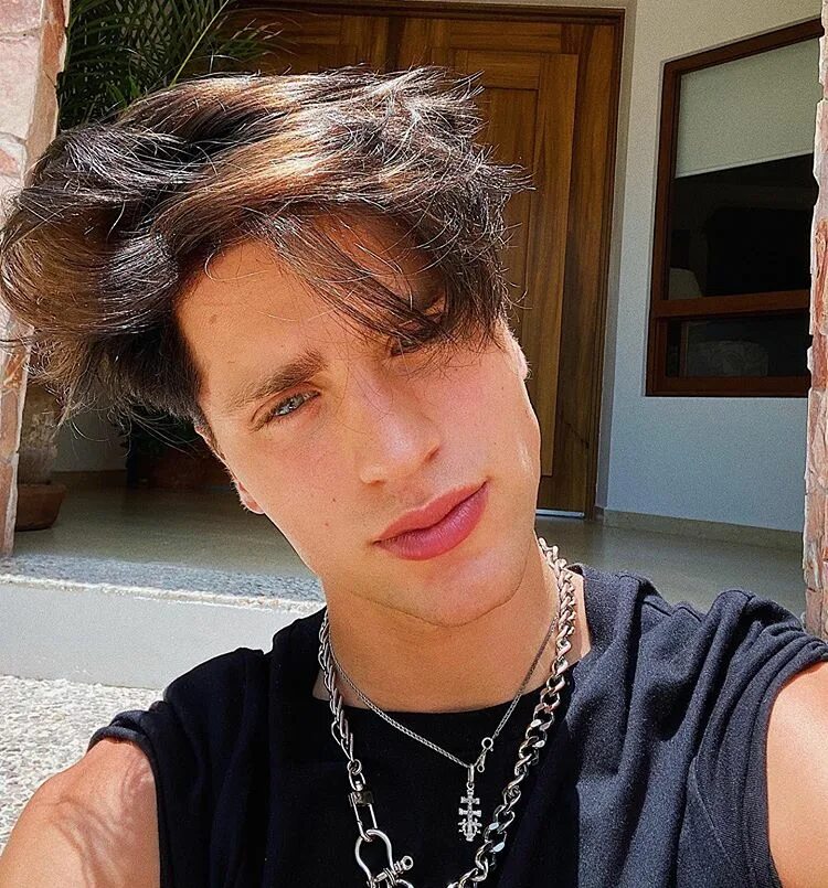 Иван иван мартинес. Ivan martinez. Ivan martinez. Иван мартинес горячий. Иван мартинес идет по улице.