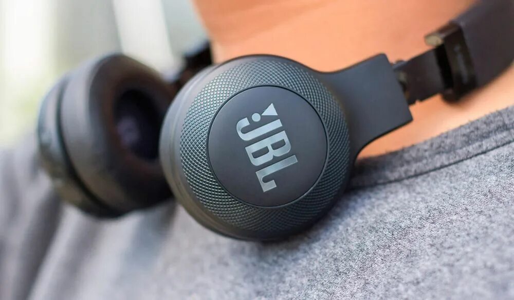 Jbl bass наушники. Беспроводные наушники JBL e45bt. Наушники JBL 45bt. Наушники Bluetooth JBL e45bt Black (jble45btblk). JBL e45bt Red.