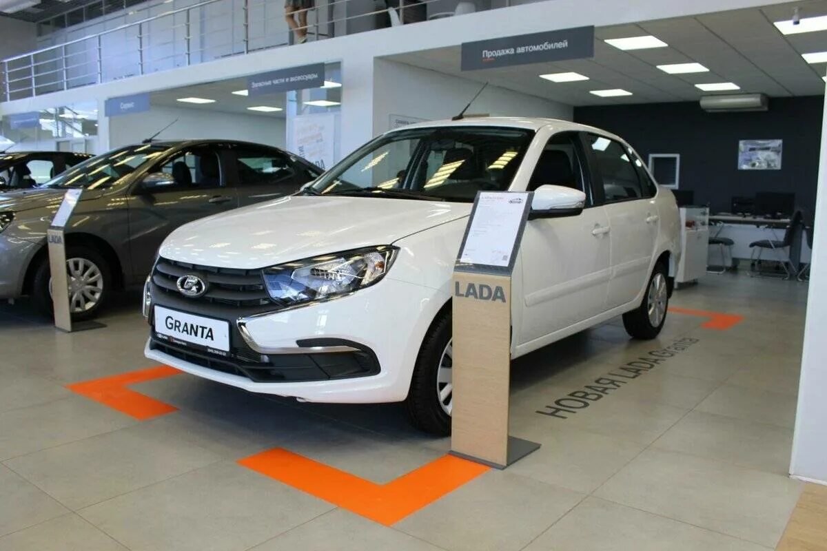 Гранта новая у дилера. Lada granta 2015 автосалон. лада гранта завод. lada granta автосалон. новая лада в автосалон.