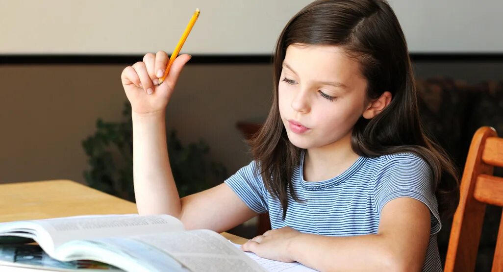 Is she going to do homework. Девочка делает уроки. Do homework. Девочка делает домашку.
