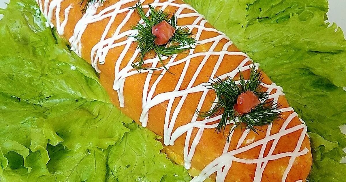 Королевский салат рулетом. Салат закуска царский рулет с красной рыбой. Царский рулет с красной рыбой рецепт. Рулет по царски. Салат закуска царский рулет.
