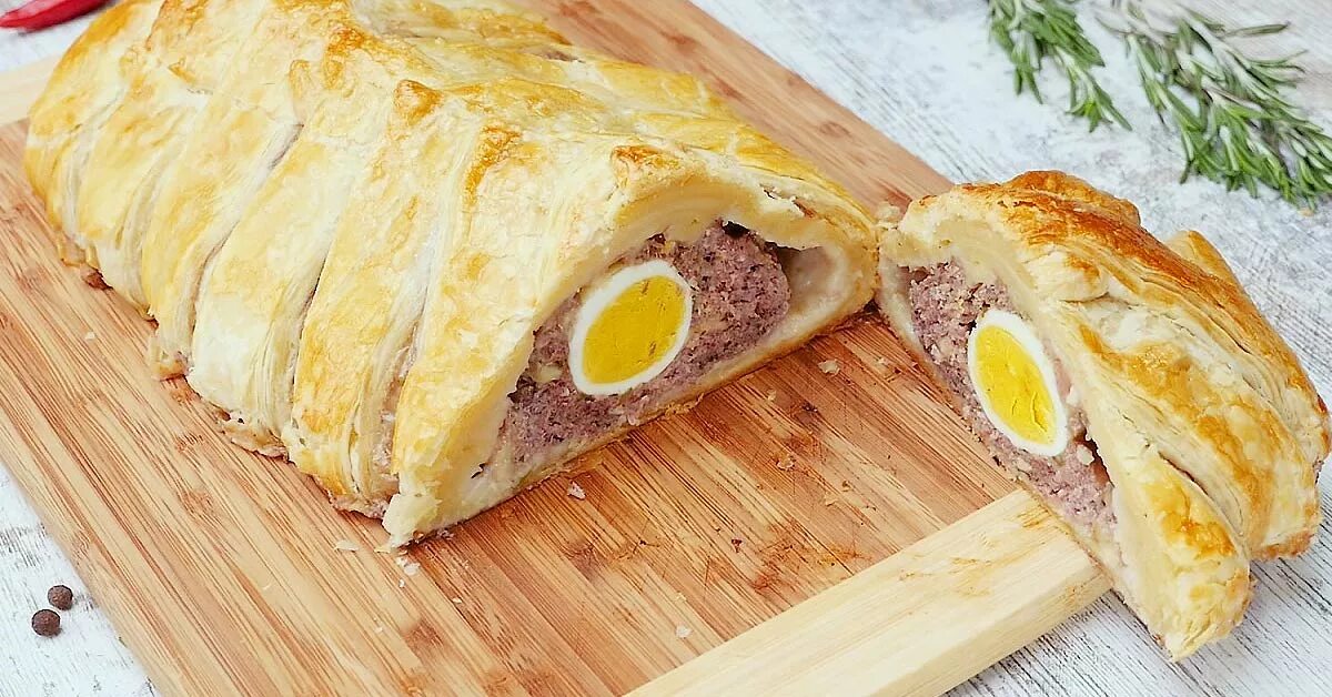 Мясной пирог в духовке из слоеного теста. Рулет в слоеном тесте. мясной рулет в тесте. мясной рулет в слоеном тесте. рулет из фарша с яйцом в тесте.