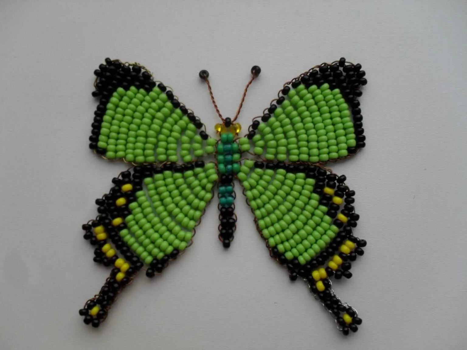 плетение бисером. бабочка из бисера для начинающих. бабочка из бисера. бабочка из бисера параллельным плетением. объемная бабочка из бисера.