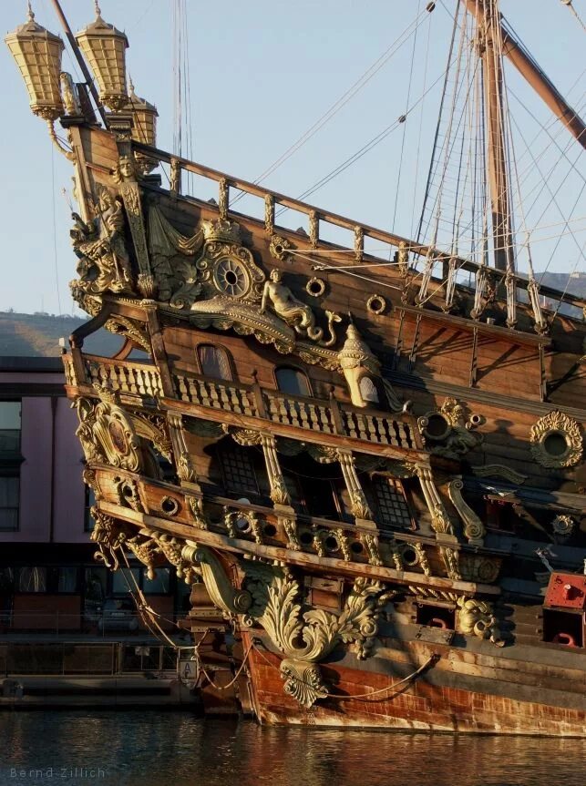 Корабли украшены. Старые деревянные корабли. Пиратские корабли 17 века. Пиратские корабли 18 века. Роскошный деревянный корабль.