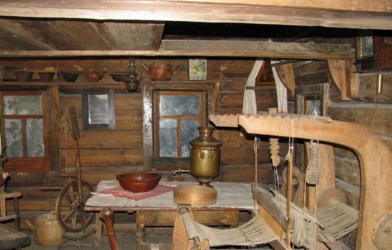 Музей изба русского быта. Крестьянская деревянная утварь. Предметы быта избы. Посуда в избе. Предметы быта избы.