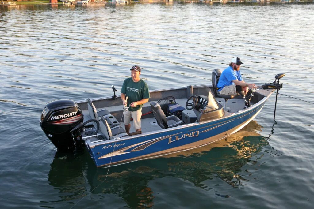 рыбак в лодке. рыболов лодки. Nitro zv13 катер. лодка для рыбалки. рыболов лодки.