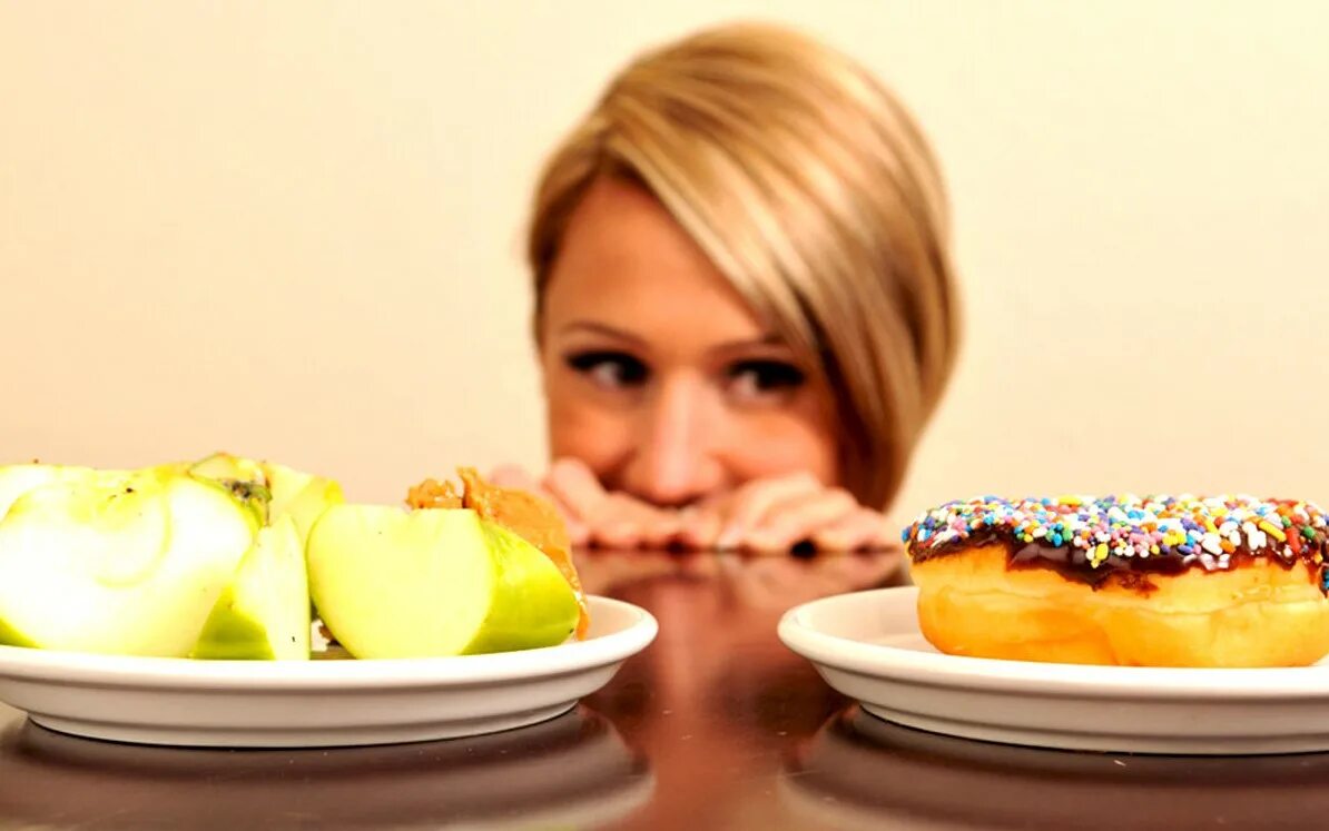 Переедание пищи. Кушать сладости. Женщина думает о еде. Еда для похудения. Постоянно думаю о еде