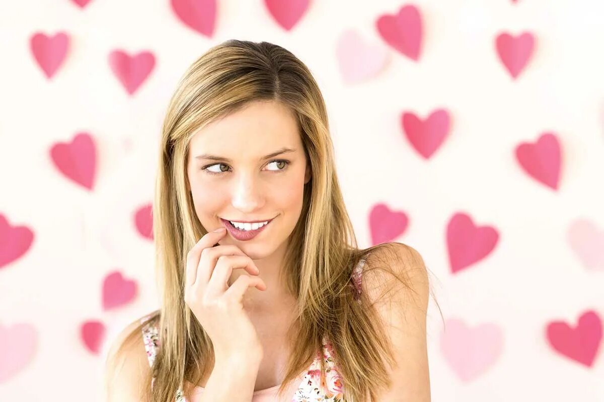 Мужчина и женщина радость. Влюбляй удивляй. Удивленные парень и девушка. Эта фарфоровая кукла влюбилась с сердечками аниме. Влюбляй удивляй.