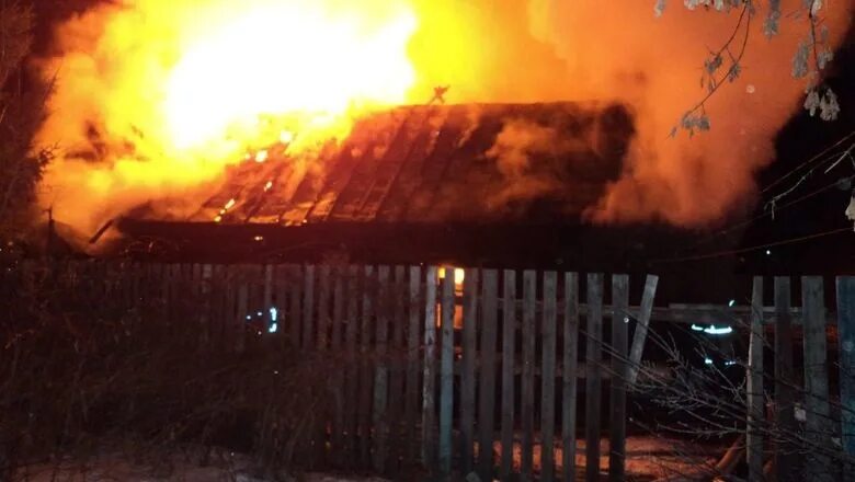 В городе сгорел дом. Пожар в доме. Пожар Приволжский район. Горящий город. Дом в огне.