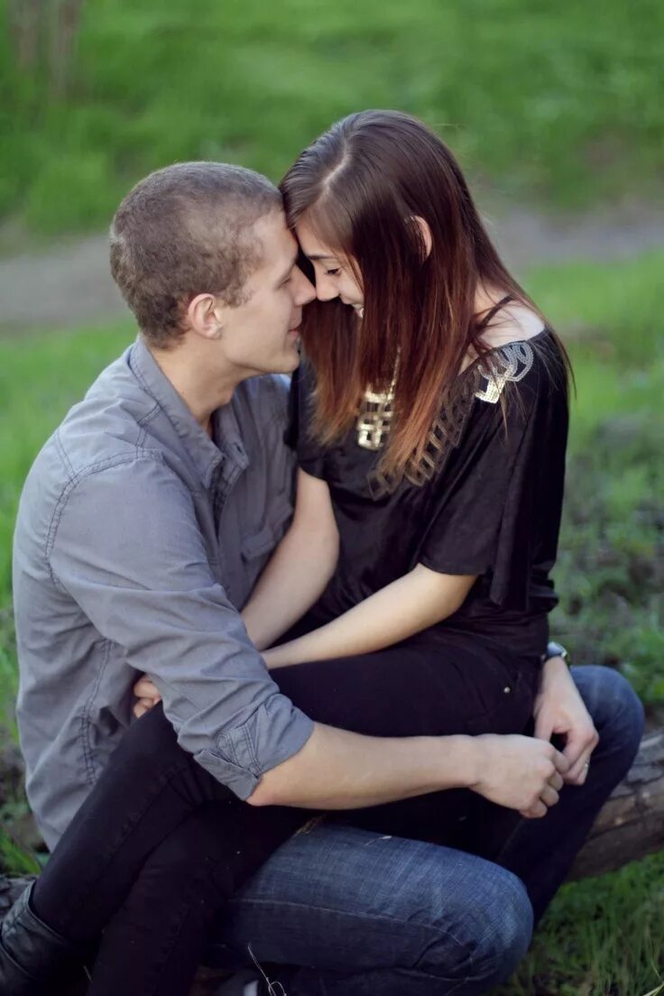 Села поверх парня. Sitting on lap. Girl sitting on lap. Girl on lap.