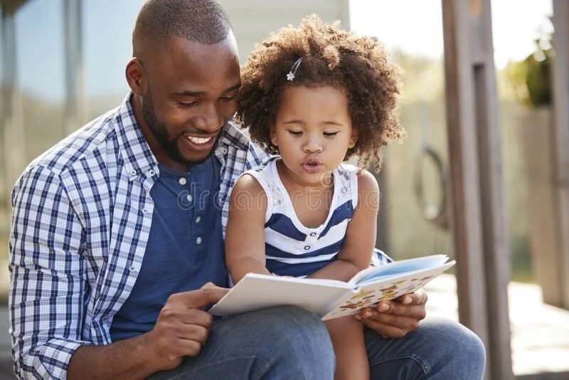 Отец и дочь стоковые изображения. Dad reads News картинка для детей. Dad with daughters books reading. Папа и дочь читают книгу. Черный папа черный сын