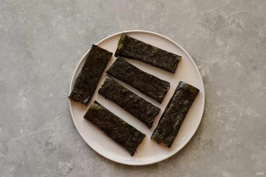 Рыба жареная в листах нори. Форма для жарки нори. Тофу в нори. Тофу в нори. Водоросли нори жареные.