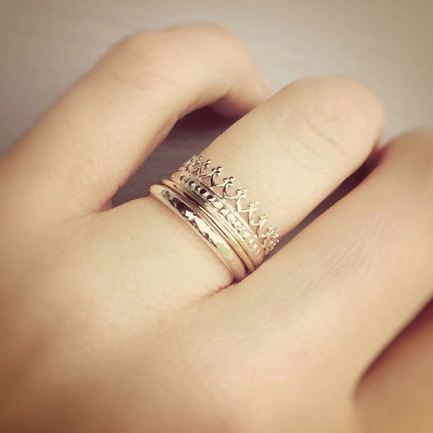 Красивое кольцо на палец. Красивые кольца. Золотое кольцо на пальце. Кольцо корона. Кольцо в виде короны.