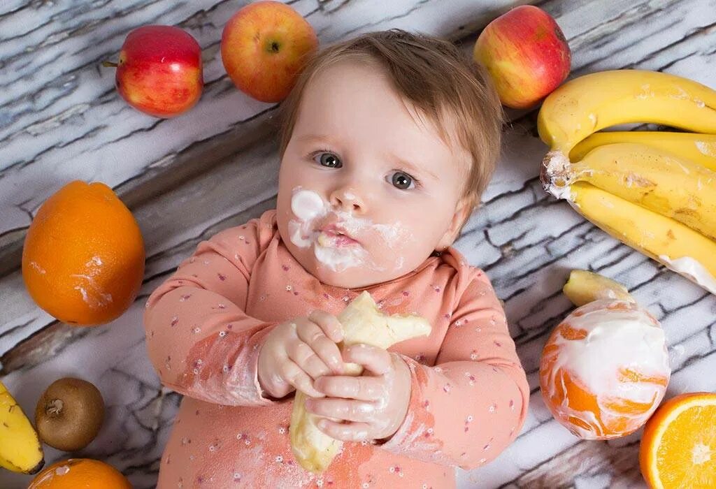 Детскую вкусную. Ребенок ест фрукты. Ребенку вкусно. Фрукты для детей.