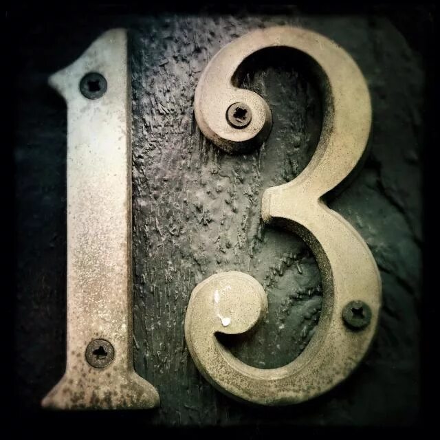 Исполнение снов по числам месяца. 13 счастливое число. Число 13 обои на айфон. Значение снов по дням. Сон приснился 25 числа месяца.