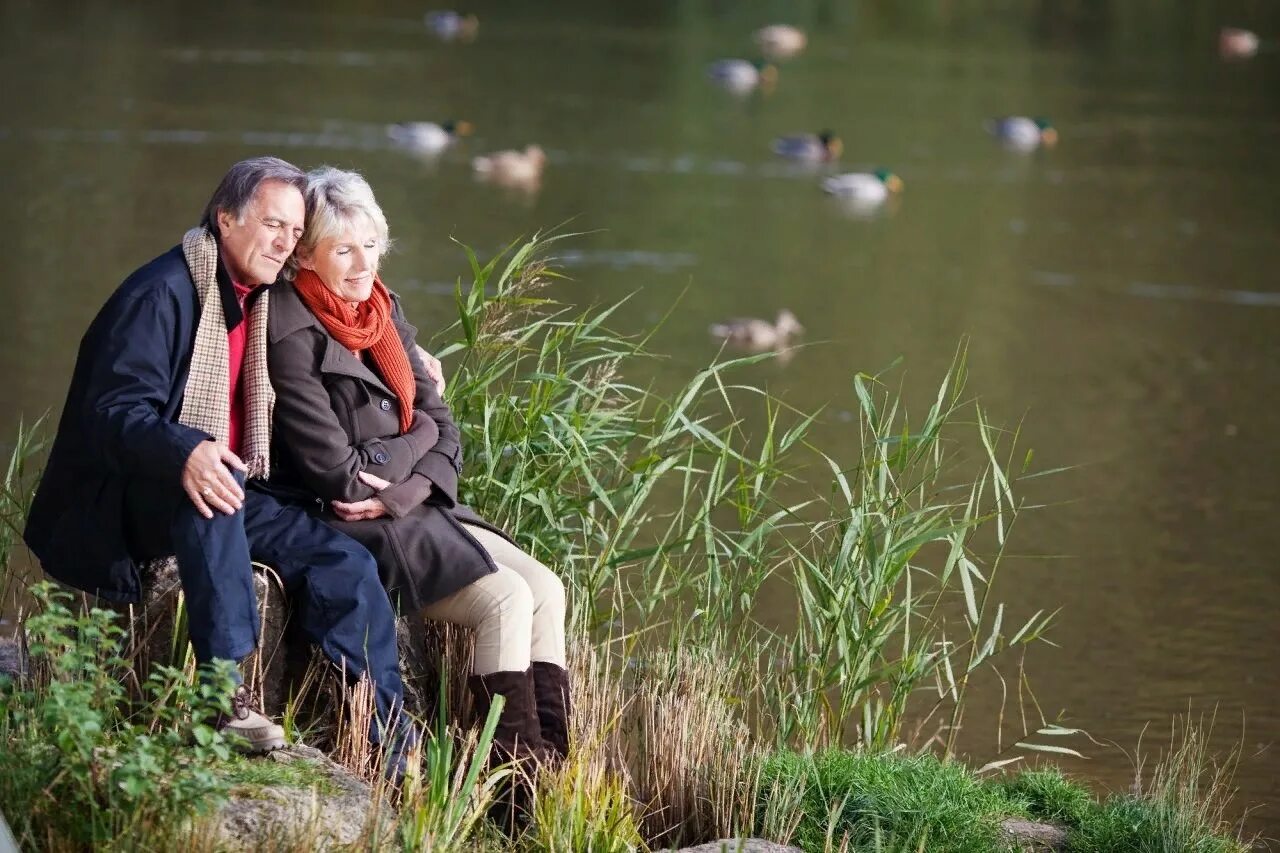 Ощущение 40 лет. Мужчина и женщина в возрасте. Пожилые люди. Пожилые люди на природе. Любовь в пожилом возрасте.