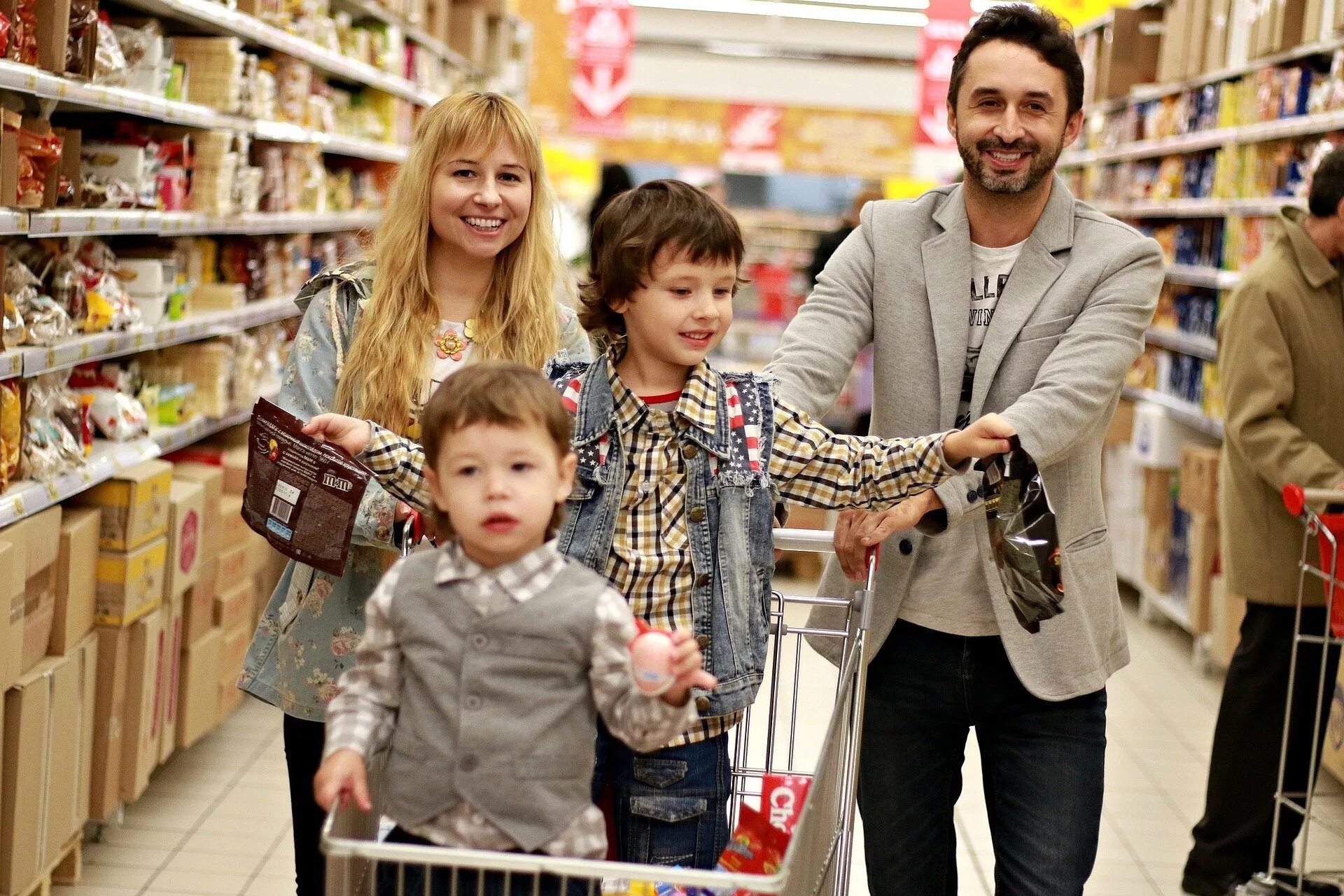 Крупные покупки в семье. Родители с детьми в магазине. Детский шоппинг. Семья шоппинг. Поход в магазин семьей.