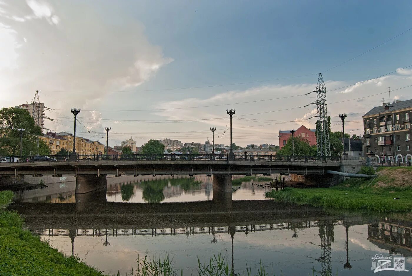 Река в харькове. Лопань (река). Река Харьков. Река Харьков Харьков. Харьков набережная.