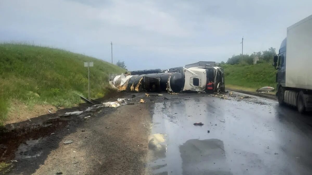 Дтп на трассе м5 с бензовозом. Дтп м5 самарская область. Дтп м5 самарская область. Дтп на трассе м5 вчера самарская область. Дтп на трассе м5 вчера самарская область.