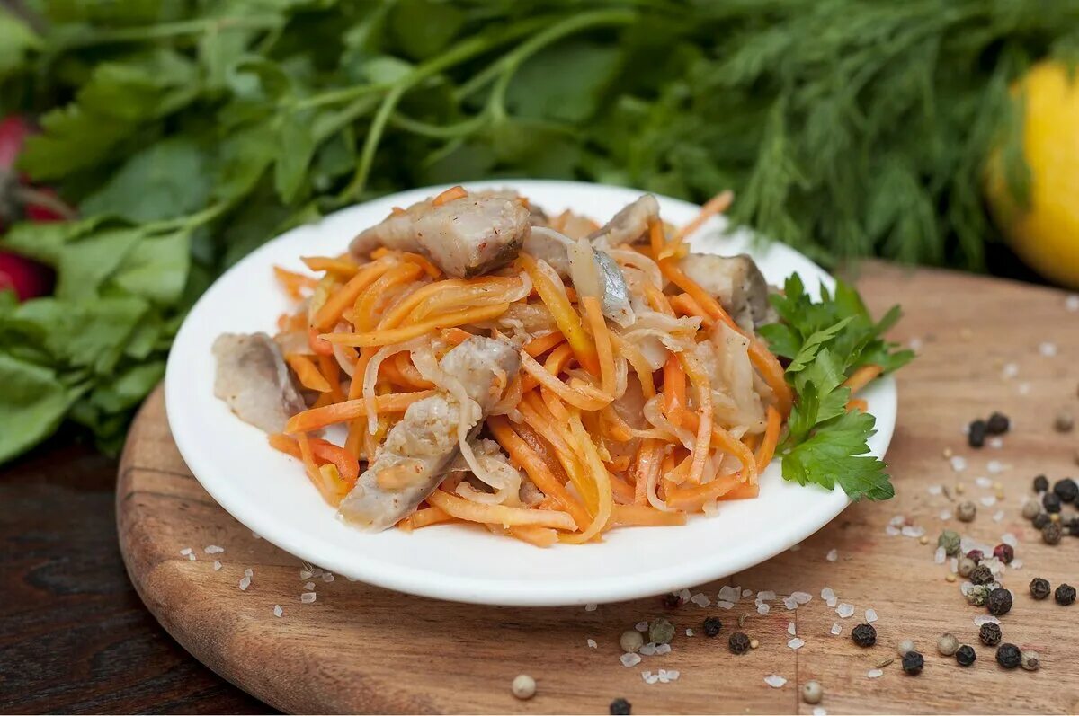 Рыба хе по-корейски с морковью. Сельдь хе по-корейски. Селедочный салат хе. Сельдь морковь. Хе по корейски.