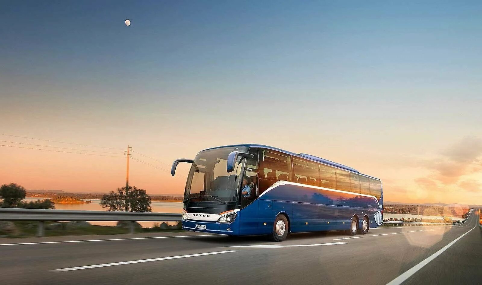 Туристический автобус ехал. Setra Bus. Красивый автобус. Автобус на дороге. Красивые туристические автобусы.