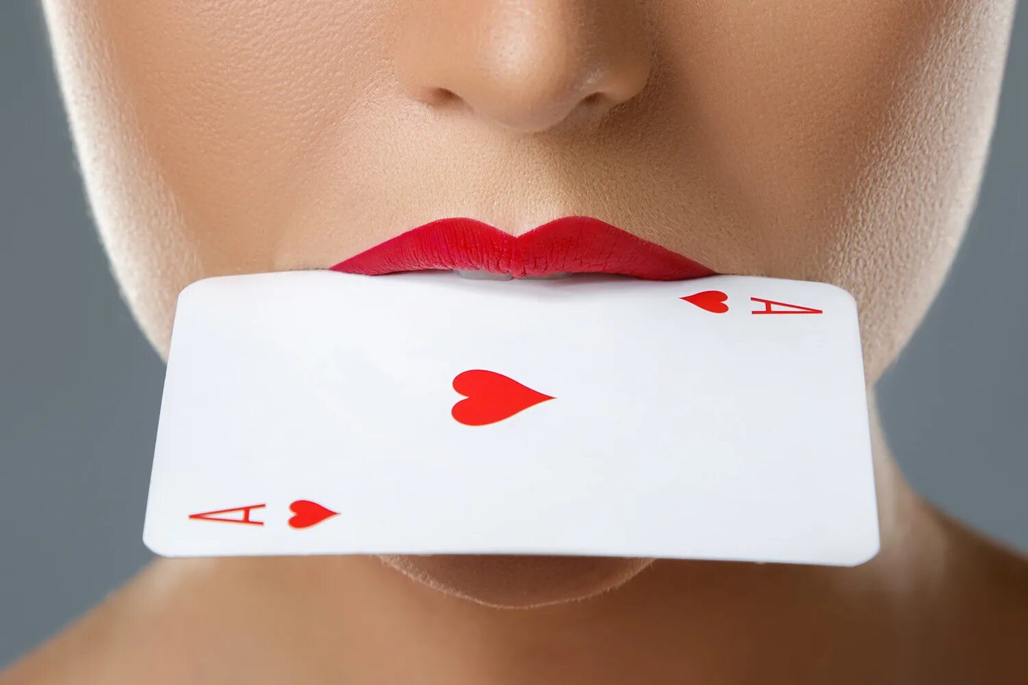 Красные губы при температуре. Красные призы на лице. red lips smile kiss.