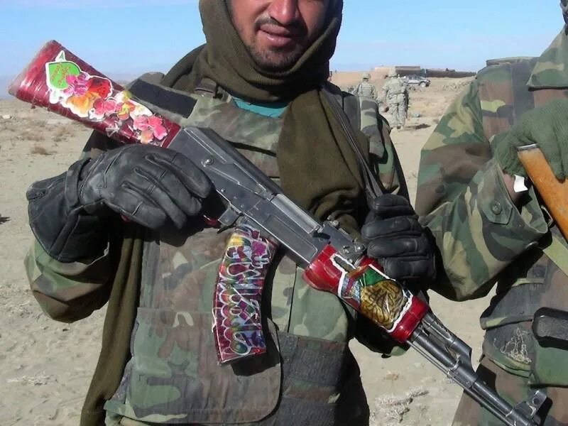 Какие автоматы были у террористов. Террорист с автоматом. Автомат террористов из крокуса. Американское вооружение. Террорист с автоматом.