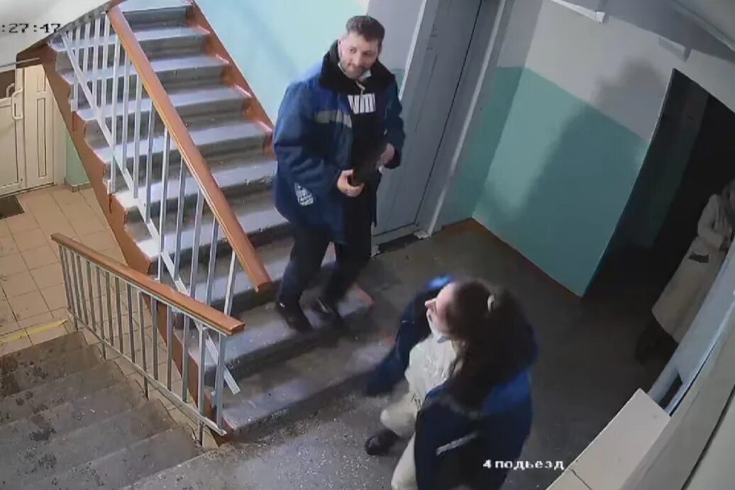 ходят по квартирам. мошенники ходят по квартирам. мошенники ходят по квартирам проверяют вентиляцию фото. мошенница из пскова. продавец ходит по квартирам.