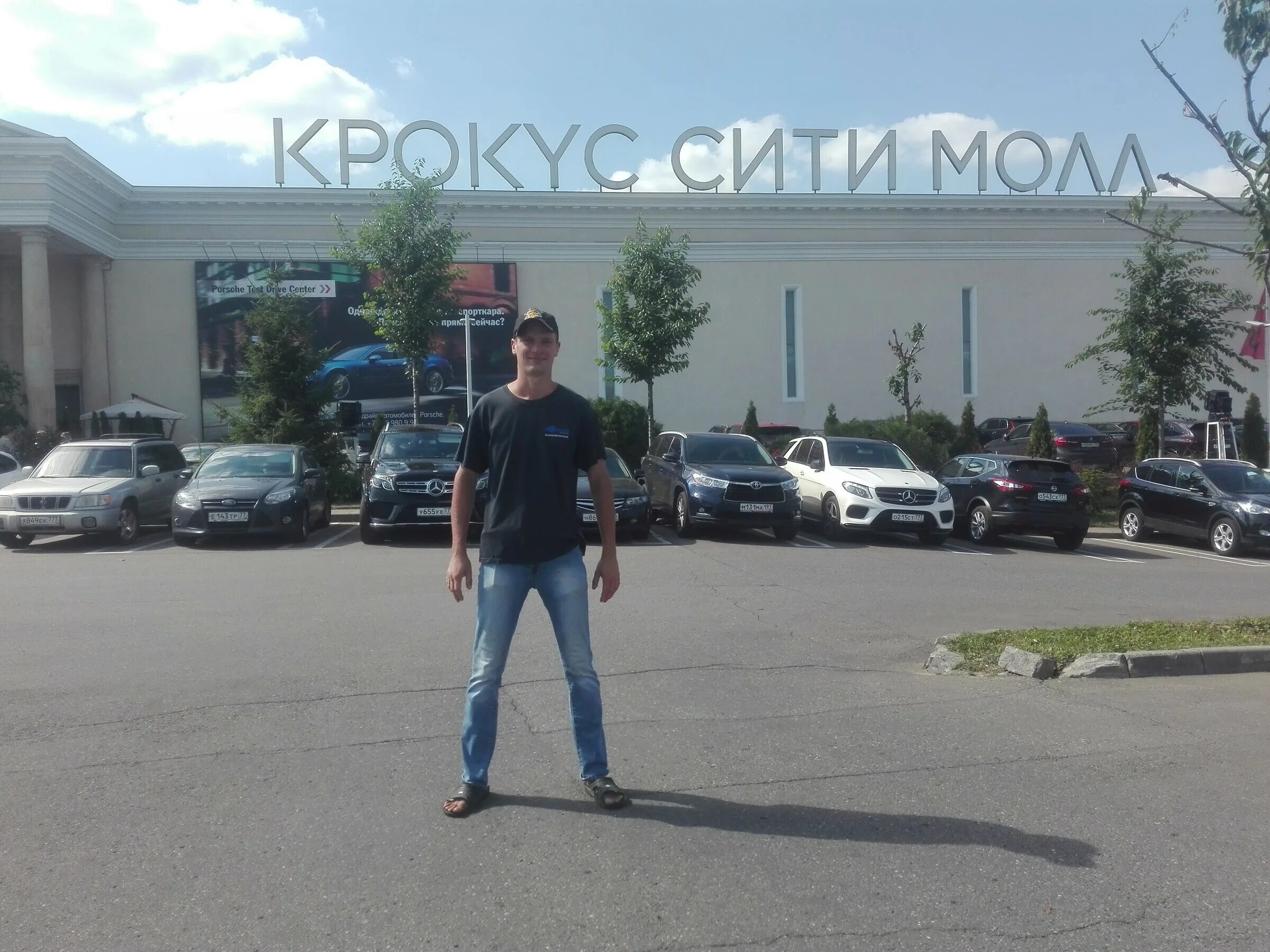 4 таджика крокус сити. Nobu Crocus City Mall. Владелец ТЦ Вегас. Крокус Сити Молл 2005. Crocus City фото.