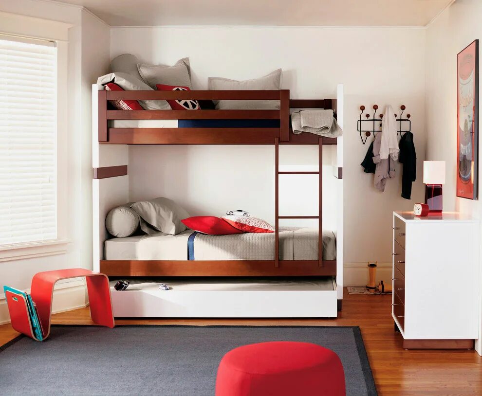 Двухэтажный спальный. Сканди детская с двухъярусной кроватью. Двухэтажная кровать. Спальня с двухъярусной кроватью. Двухъярусная кровать для мальчиков.