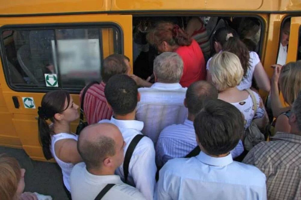 Лезет в автобусе. Много людей в автобусе. переполненный общественный транспорт. толпа людей в автобусе. автобус полный пассажиров.