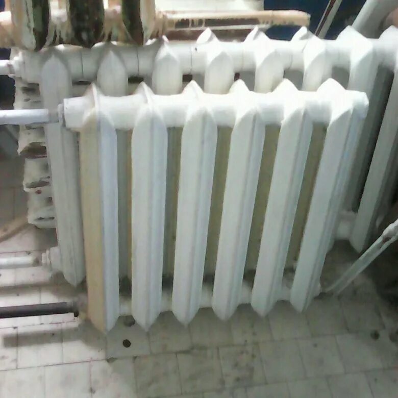 Чугунные радиаторы б/у. Трубы отопительные чугунные белые. Чугунные радиаторы отопления б/у. ББ Б У радиаторы отопления чугунные.