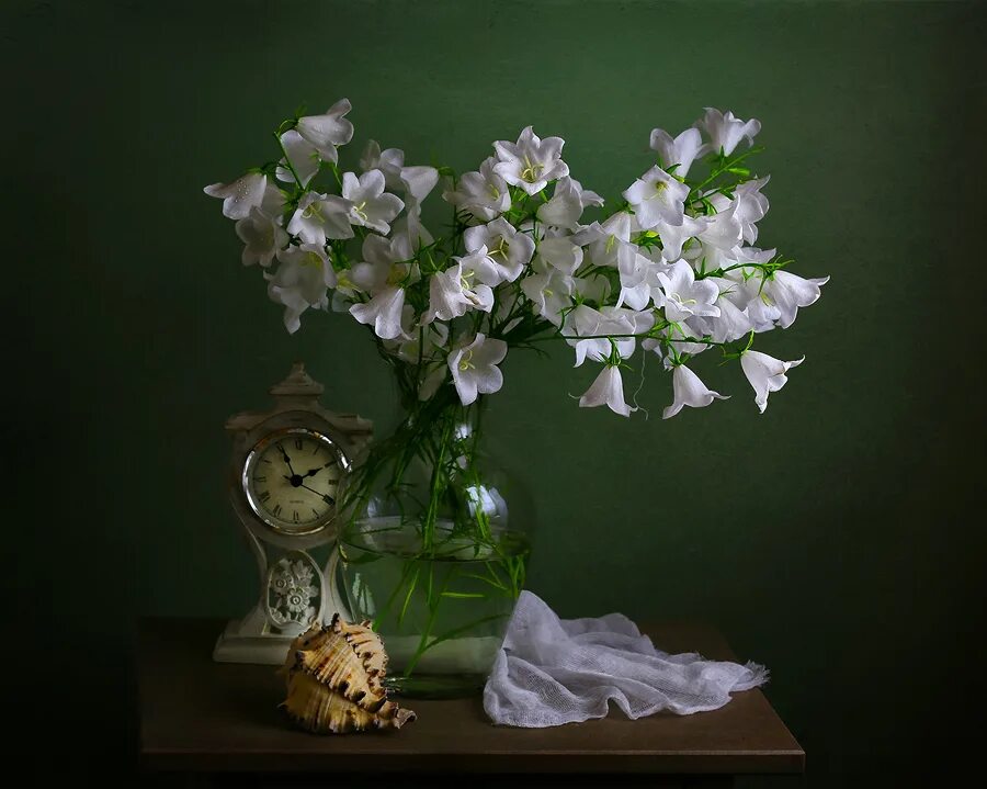 Натюрморт на столе. Цветц в впзн. Цветы в вазе на столе. Ваза с цветами на столе. Цветы в вазе на столе.