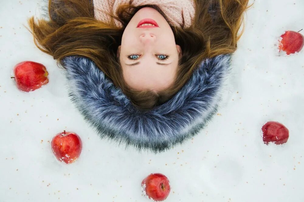 Яблоки на снегу кто исполняет. Фотосессия с яблоками на снегу. фотосессия с яблоками зимой. фотосессия в снегу и с красными яблоками. яблоки на снегу картинки.