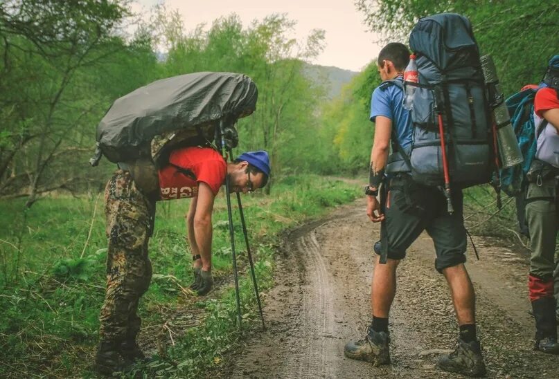 Уставшие путешественники. Туристы в походе. Турист с рюкзаком. Люди в походе.