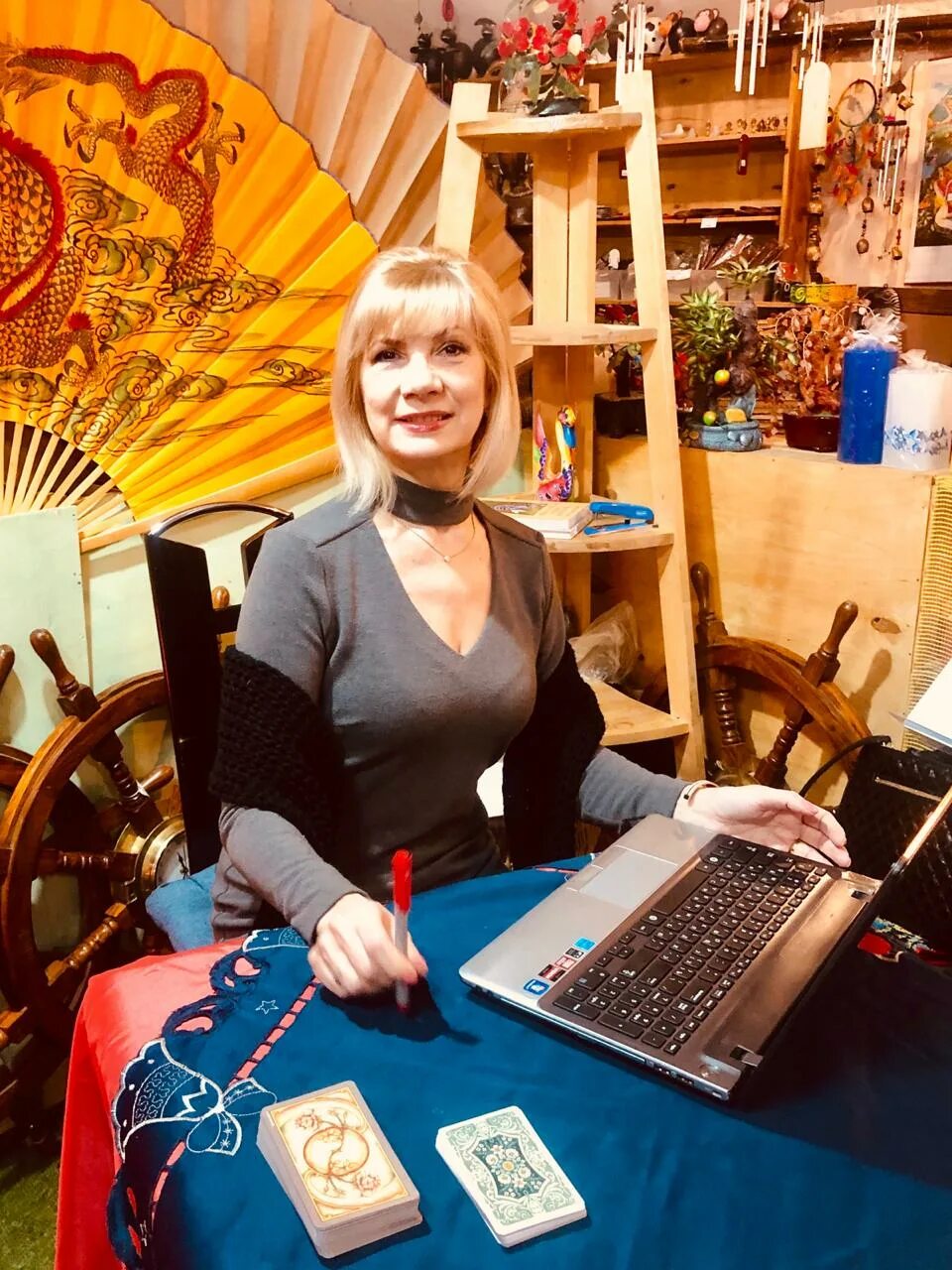 обучение таро. карты гадальные таро. мужик таролог с картами.