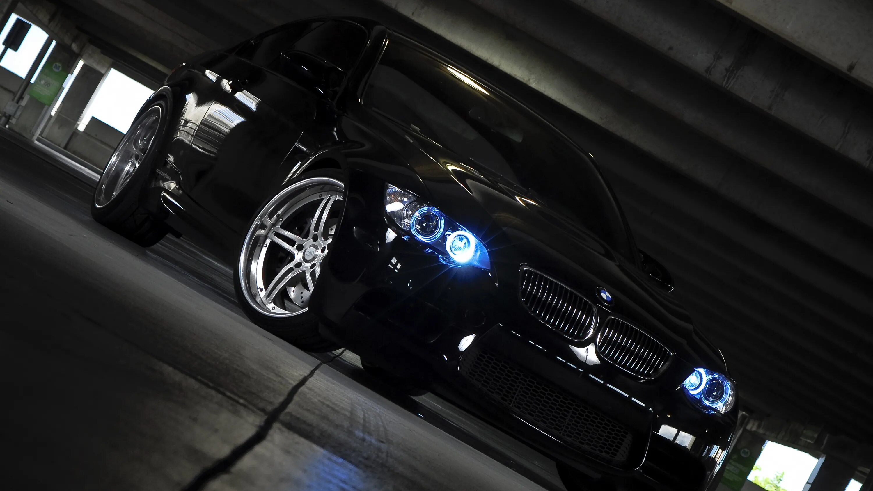 Черная машина перед. БМВ м3 черная. BMW m3 в темноте. БМВ м5 черная на парковке.