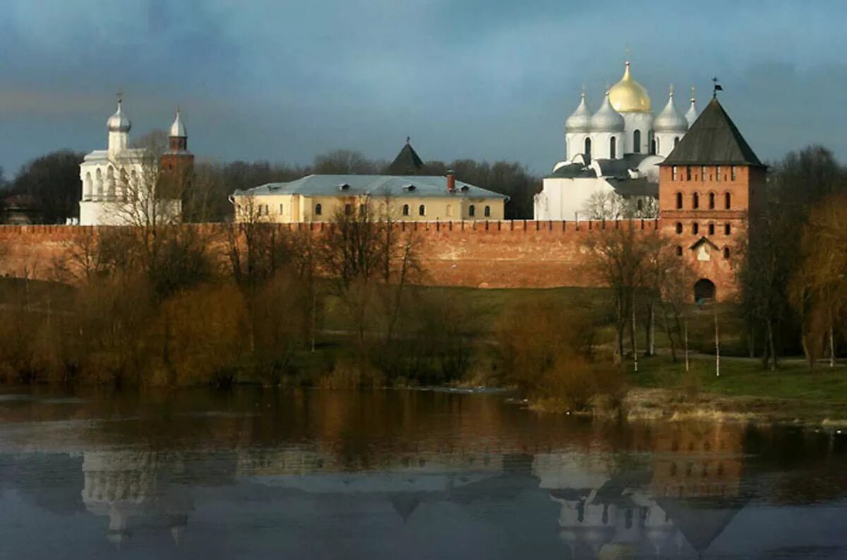 исторический парк великий новгород. новгород кремль ярославово дворище. великий новгород достопримечательнос. великий новгород кремль сверху. кремль детинец в великом новгороде.