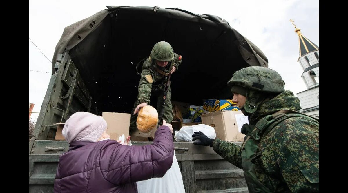 Помочь военной операции. Российские солдаты в Херсоне. Раздача гуманитарной помощи на Украине. Российские войска в Херсоне. Военные раздают гуманитарную.