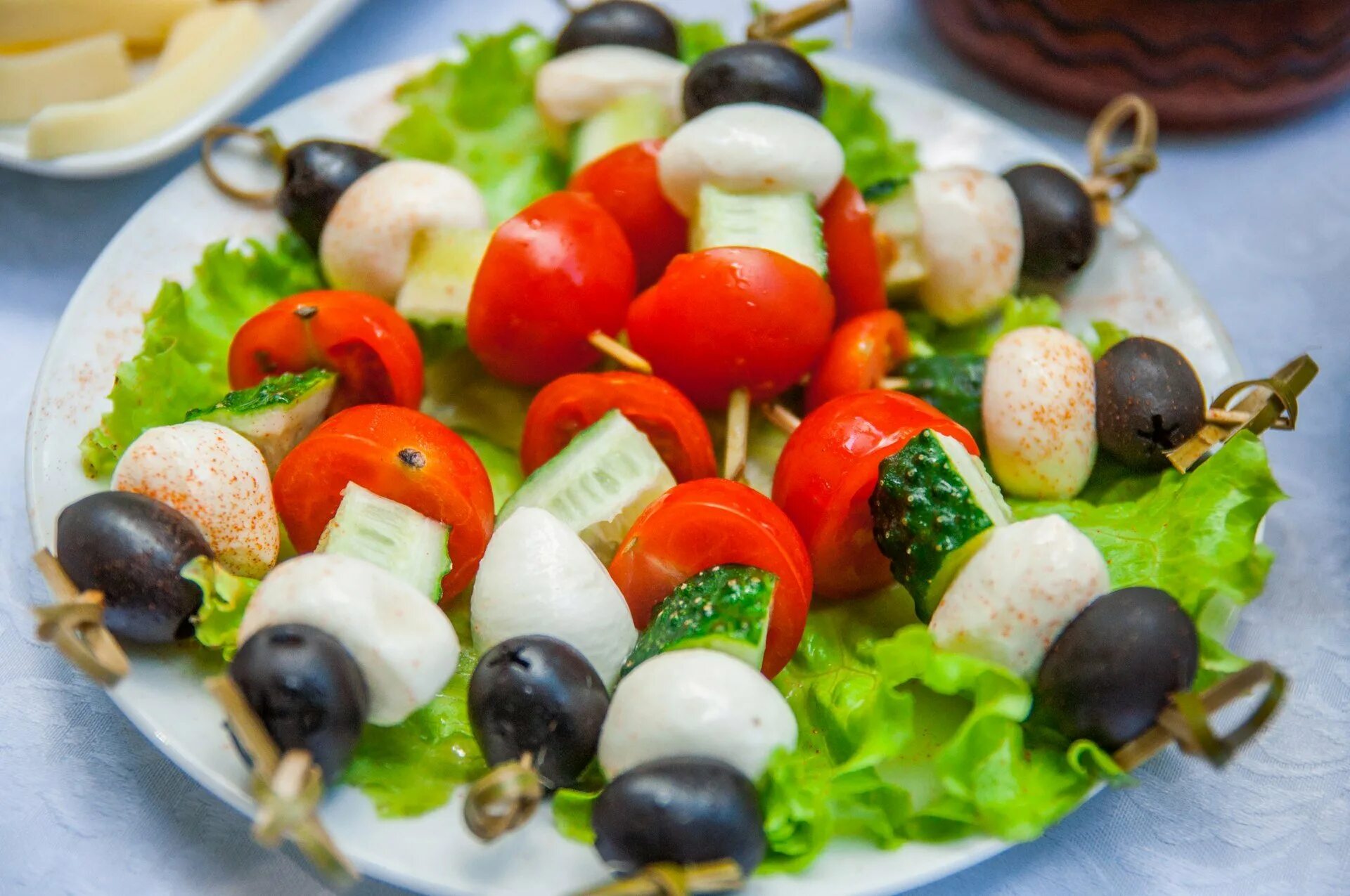 мезе греция. вкусный греческий салат. греческое застолье. национальная кухня греков. греческий салат на шпажках.