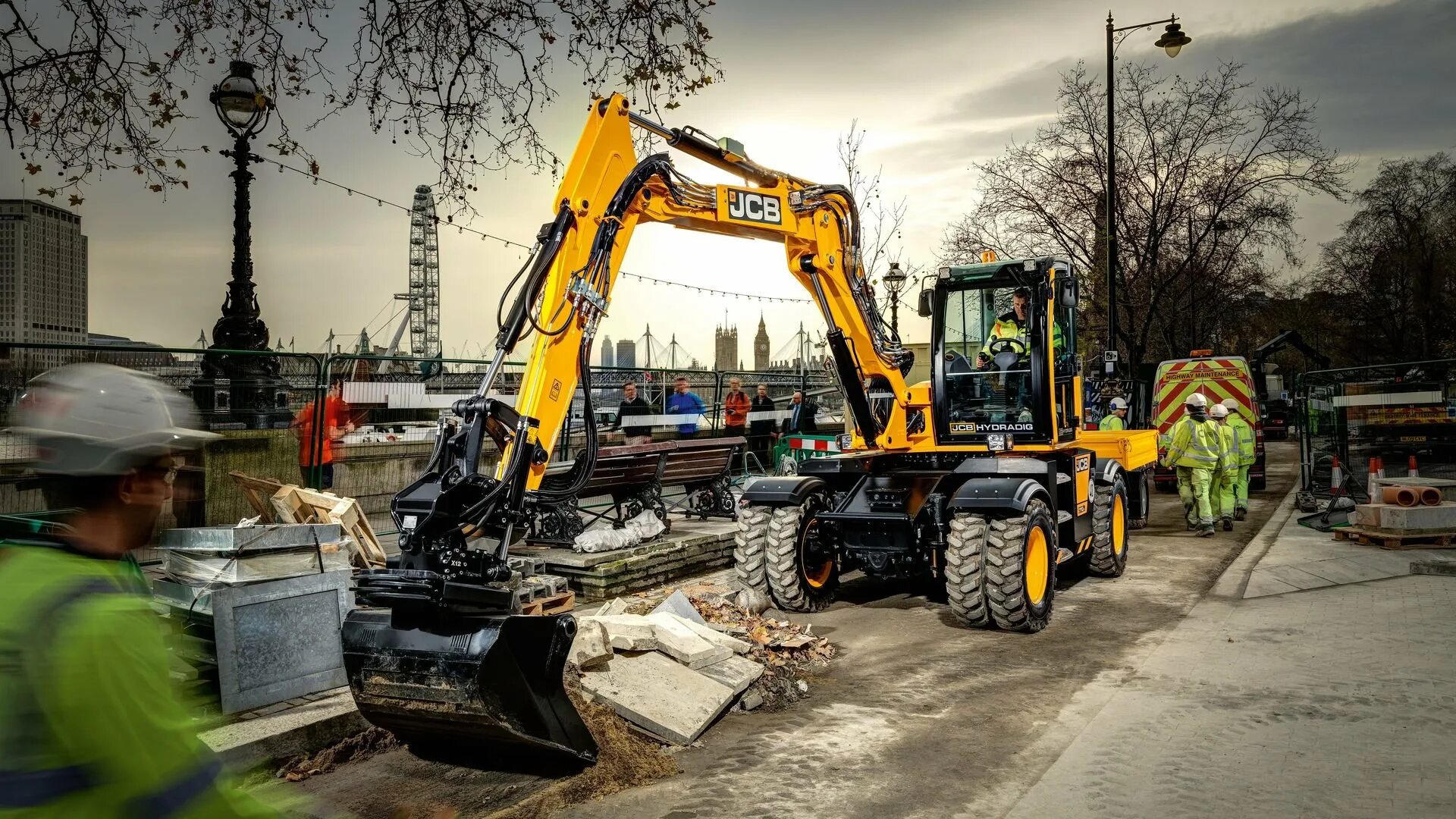 Вакансия экскаватора погрузчика москва. JCB Hydradig. Полноповоротный экскаватор JCB. Колесный экскаватор погрузчик JCB. Экскаватор колесный полноповоротный JCB 3.