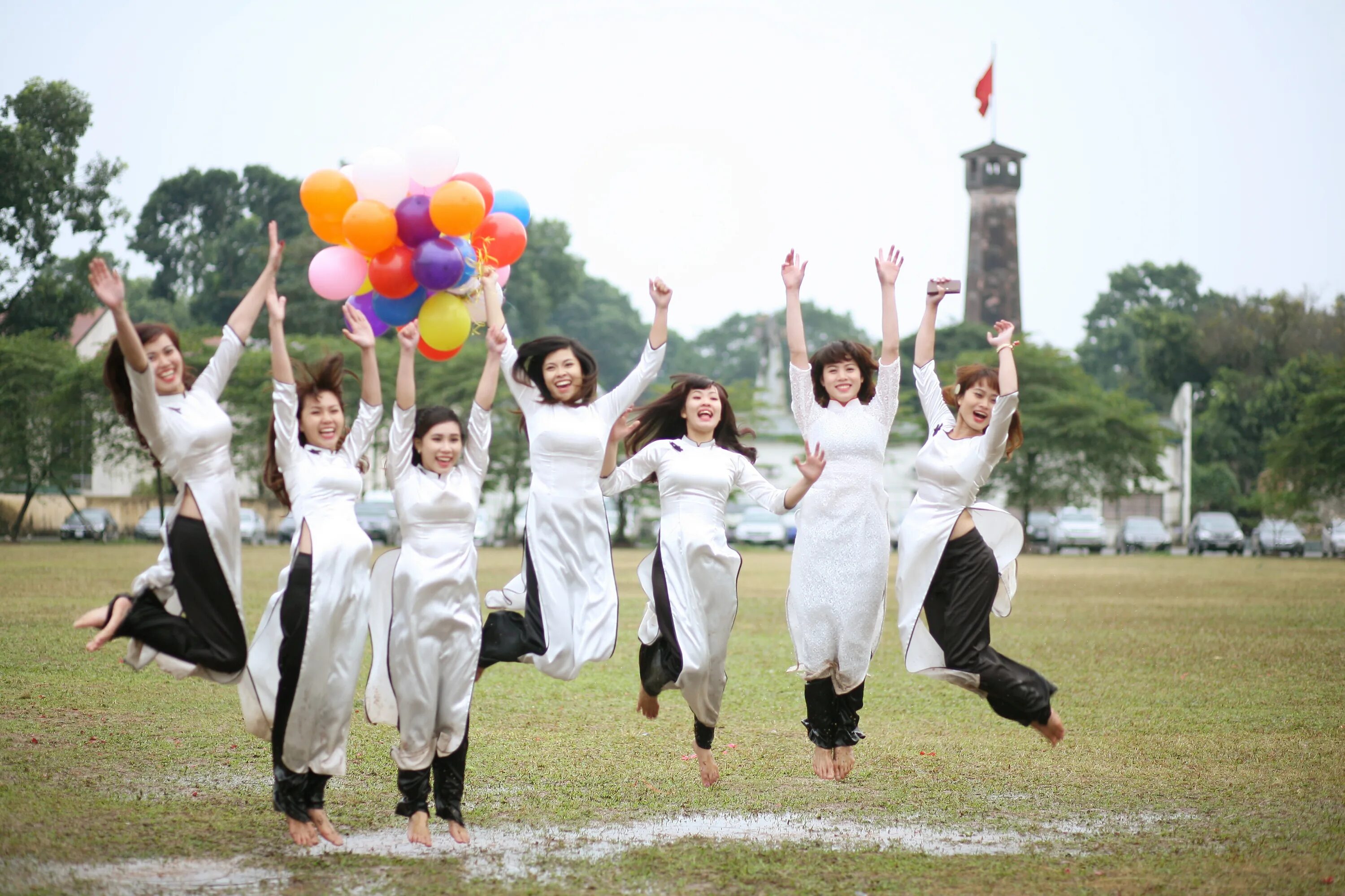 Танец с воздушными шарами. Групповая фотография в прыжке. Радость китайца. Невесомые танцы китайцев. Праздники Азии.
