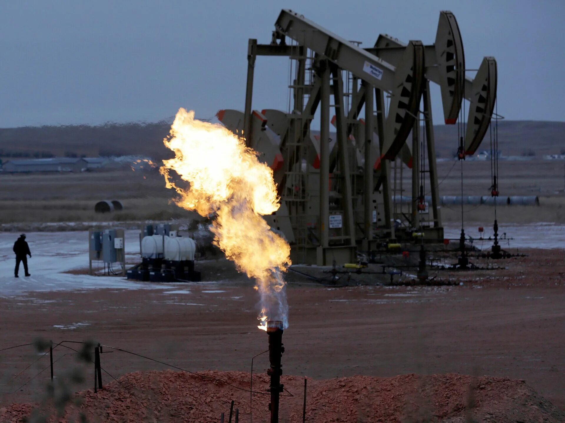 Погода нефтяная. Добыча нефти в тундре. Погода нефтяная. Нефтяная вышка. Нефть.