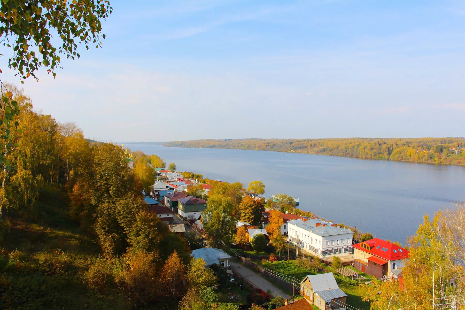 В каком городе находится плес. Город Плес Ивановской области. Осень Плес Соборная гора. Плес Соборная гора соень. Плёс на Волге город.